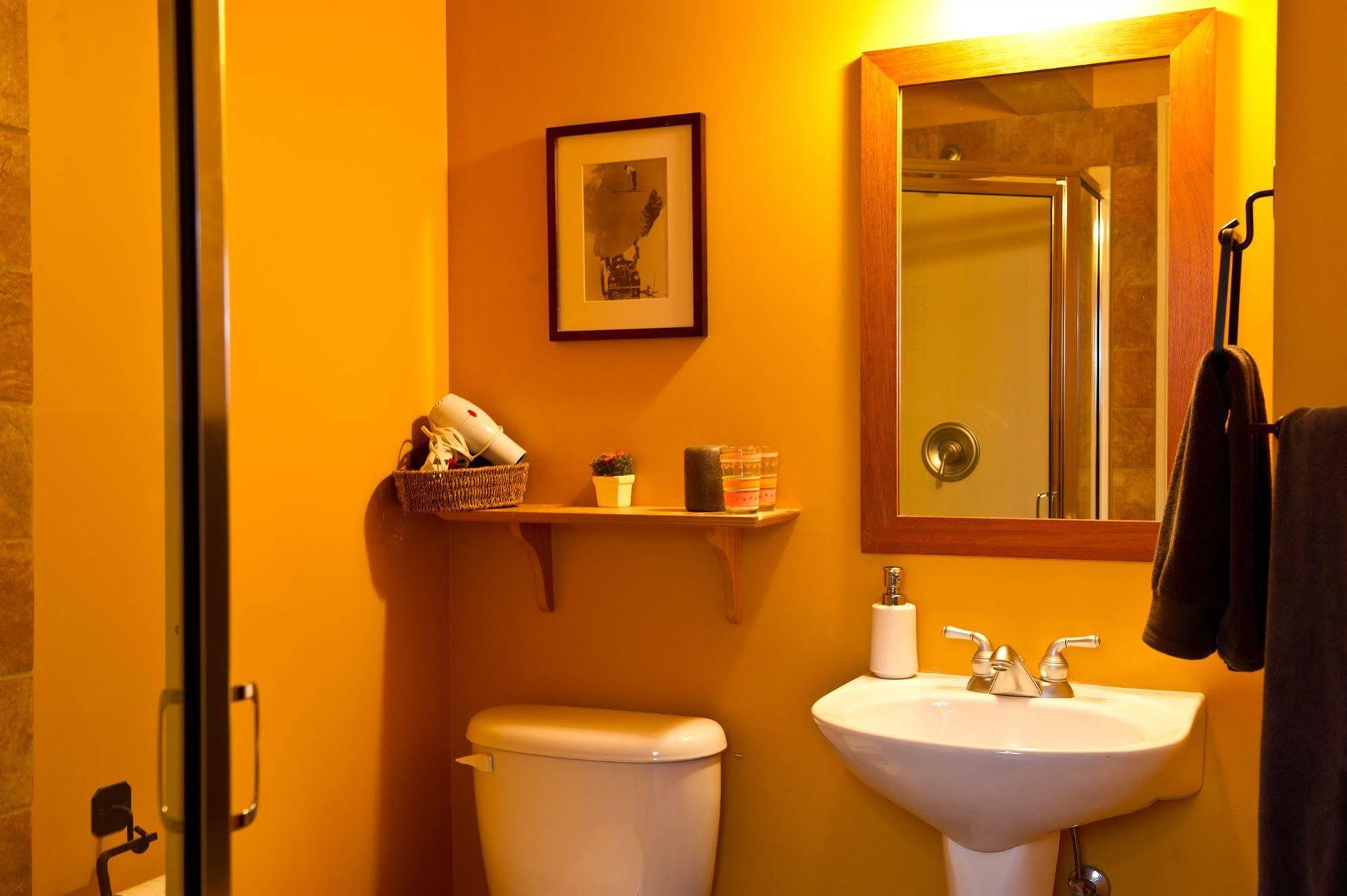 Auberge Kicking Horse Guest House 戈尔登 外观 照片