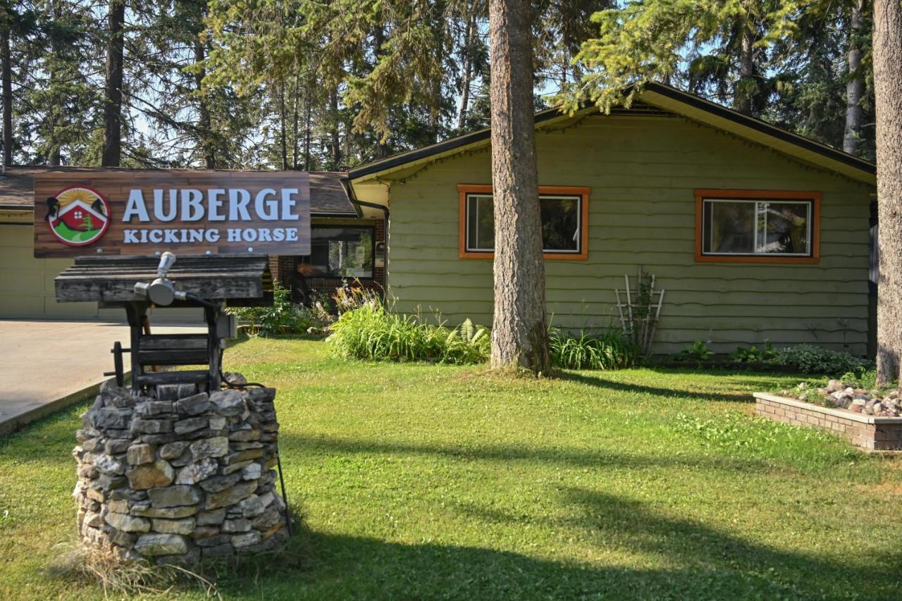 Auberge Kicking Horse Guest House 戈尔登 外观 照片